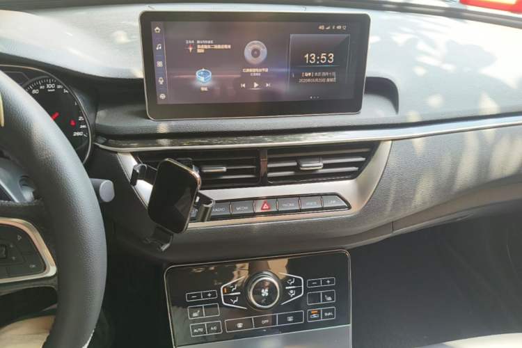Used Hongqi H5 2020 1.8T Automatic Smart Connect Flagship Edition Audio And AC Panel