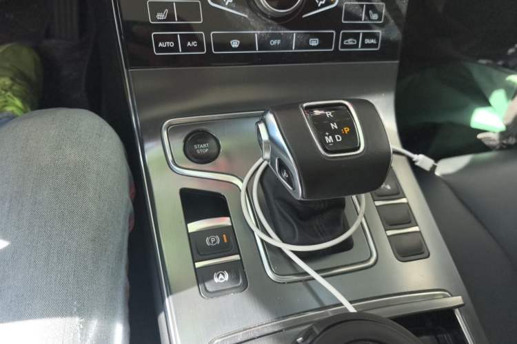 Used Hongqi H5 2020 1.8T Automatic Smart Connect Flagship Edition Gear Lever