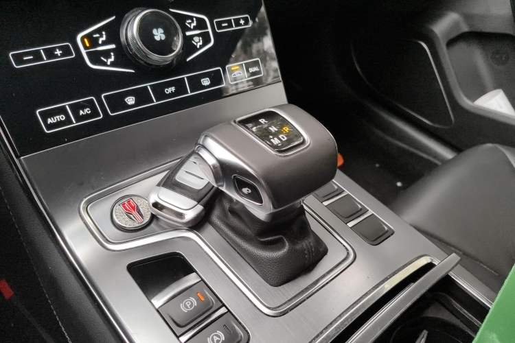 Used Hongqi H5 2020 1.8T Automatic Smart Connect Flagship Edition Gear Lever