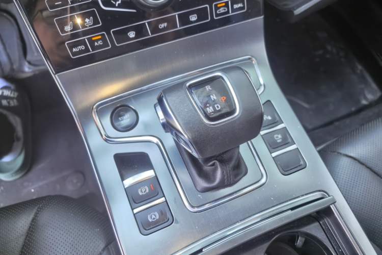 Used Hongqi H5 2020 1.8T Automatic Smart Connect Flagship Edition Gear Lever