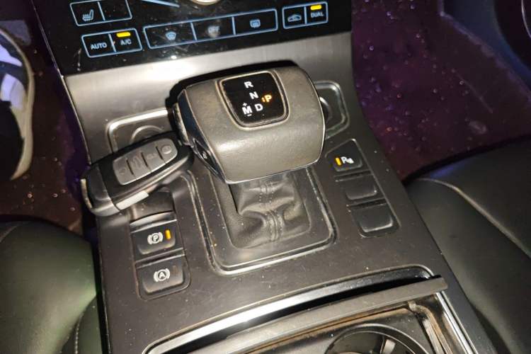 Used Hongqi H5 2020 1.8T Automatic Smart Connect Flagship Edition Gear Lever