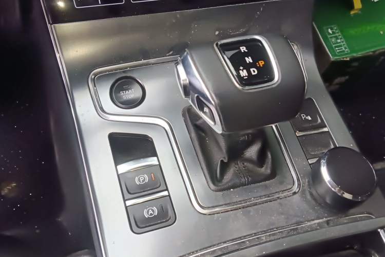 Used Hongqi H5 2020 1.8T Automatic Smart Connect Flagship Edition Gear Lever