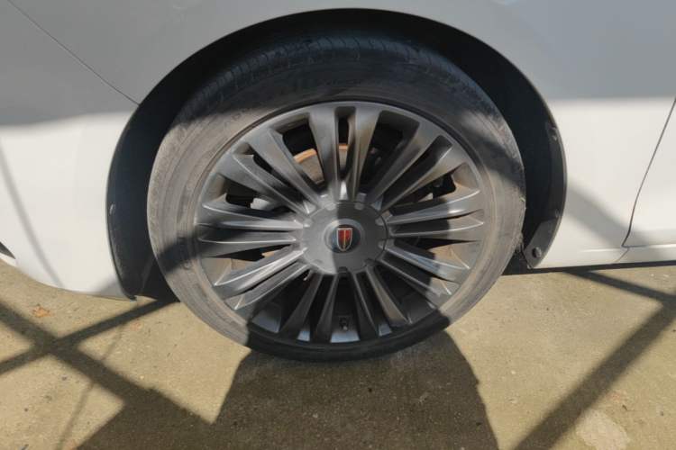 Used Hongqi H5 2020 1.8T Automatic Smart Connect Flagship Edition Left Front Wheel Hub
