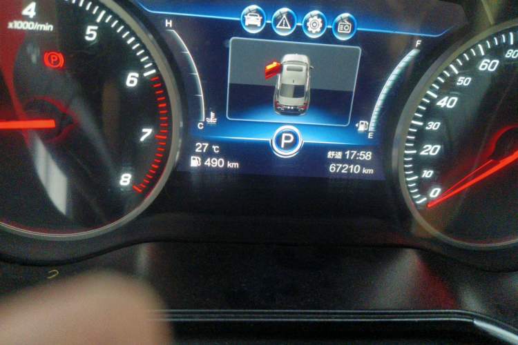 Used Hongqi H5 2020 1.5T DCT Flagship Edition Odometer Close Up