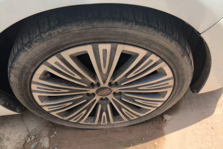 Used Hongqi H5 2020 1.8T Automatic Smart Connect Flagship Edition Right Front Wheel Hub