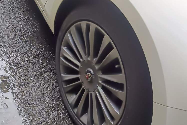 Used Hongqi H5 2020 1.8T Automatic Smart Connect Flagship Edition Right Front Wheel Hub