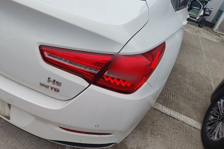 Used Hongqi H5 2020 1.8T Automatic Smart Connect Flagship Edition Right Rear Taillight