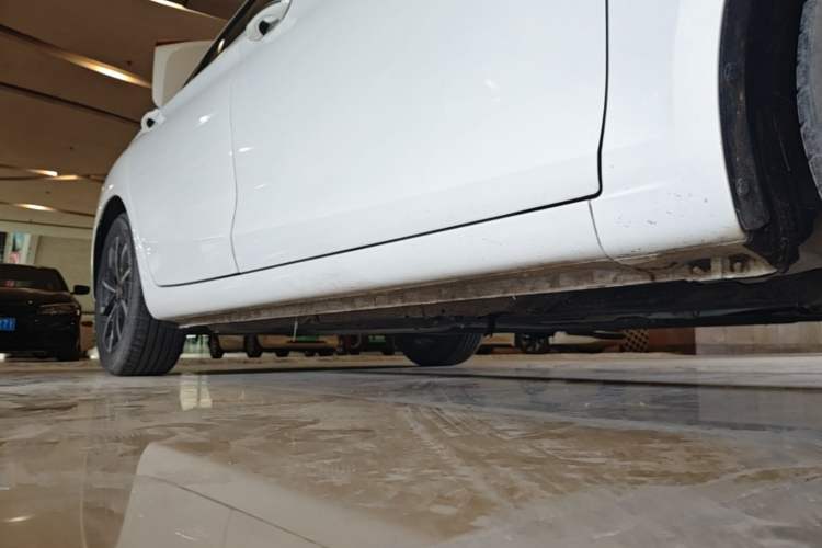 Used Hongqi H5 2020 1.5T DCT Flagship Edition Right Side Sill
