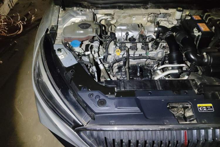 Used Hongqi H5 2020 1.5T DCT Flagship Edition Engine Bay Right