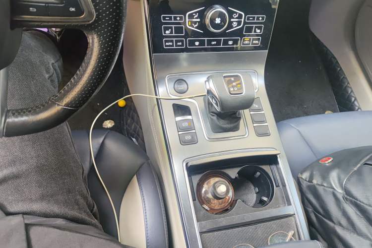 Used Hongqi H5 2020 1.8T Automatic Smart Connect Flagship Edition Gear Lever