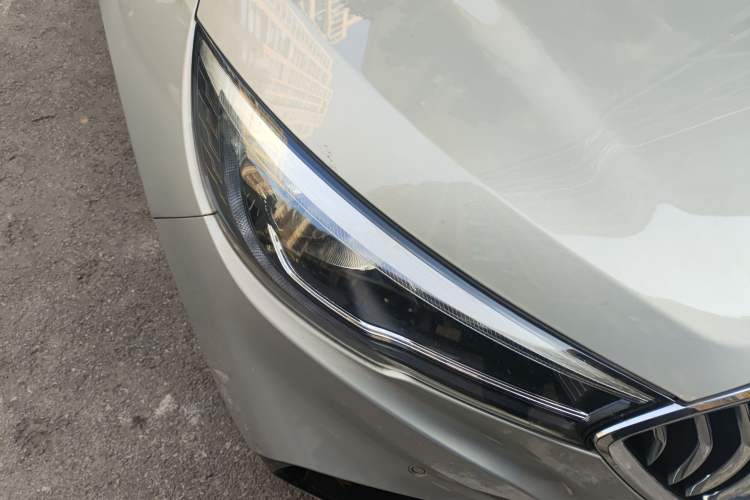 Used Hongqi H5 2020 1.8T Automatic Smart Connect Flagship Edition Right Front Headlight