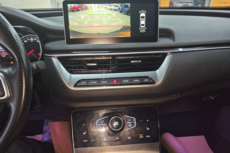 Used Hongqi H5 2022 Classic Model 1.8T Automatic Smart Connect Flagship Edition Audio And AC Panel