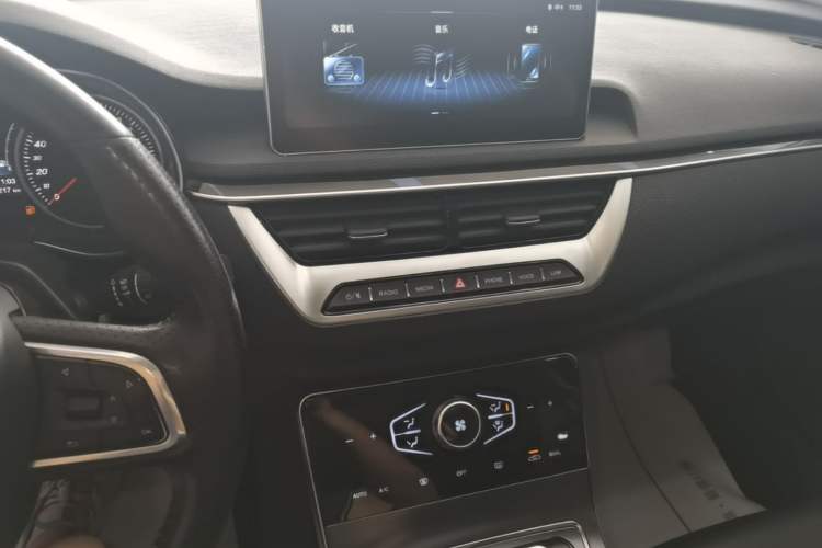 Used Hongqi H5 2022 Classic Model Facelift 1.5T DCT Qiyun Edition Audio And AC Panel