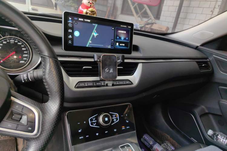 Used Hongqi H5 2022 Classic Model 1.8T Automatic Smart Connect Flagship Edition Audio And AC Panel