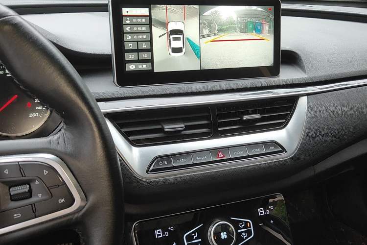 Used Hongqi H5 2022 Classic Model Facelift 1.8T Automatic Smart Connect Flagship Edition Audio And AC Panel
