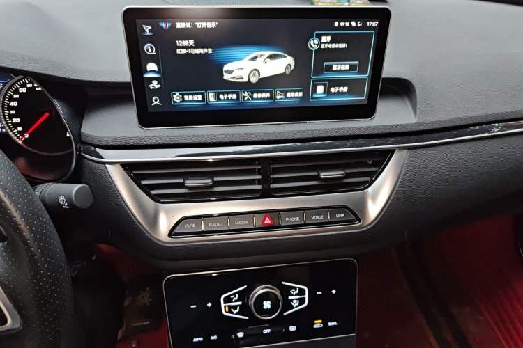 Used Hongqi H5 2022 Classic Model Facelift 1.8T Automatic Smart Connect Flagship Edition Audio And AC Panel