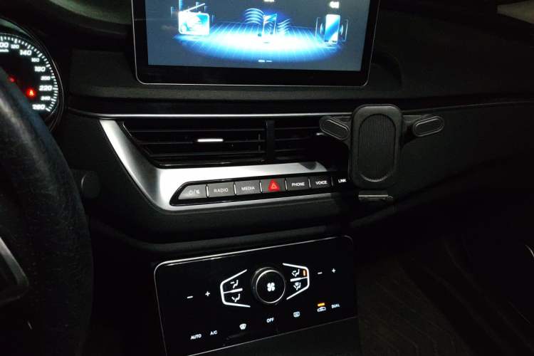 Used Hongqi H5 2022 Classic Model Facelift 1.5T DCT Qiyun Edition Audio And AC Panel