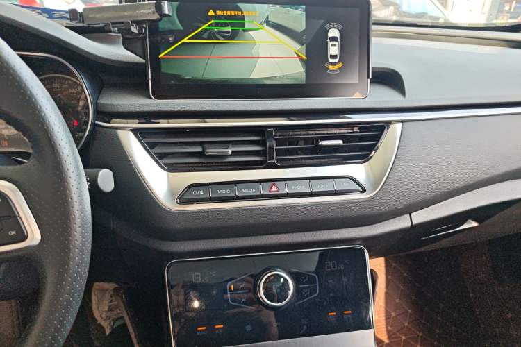 Used Hongqi H5 2022 Classic Model Facelift 1.5T DCT Qiyun Edition Audio And AC Panel