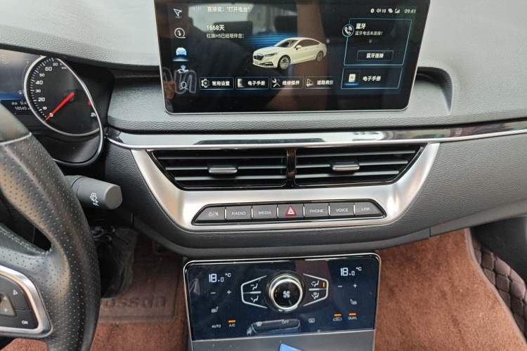 Used Hongqi H5 2022 Classic Model 1.8T Automatic Smart Connect Flagship Edition Audio And AC Panel