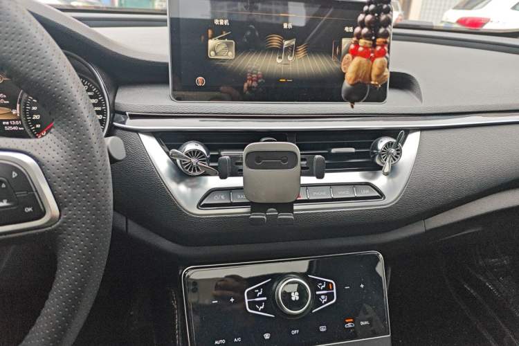 Used Hongqi H5 2022 Classic Model Facelift 1.5T DCT Qiyun Edition Audio And AC Panel