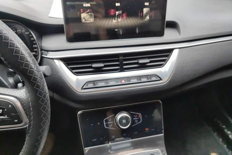 Used Hongqi H5 2022 Classic Model Facelift 1.5T DCT Qiyun Edition Audio And AC Panel