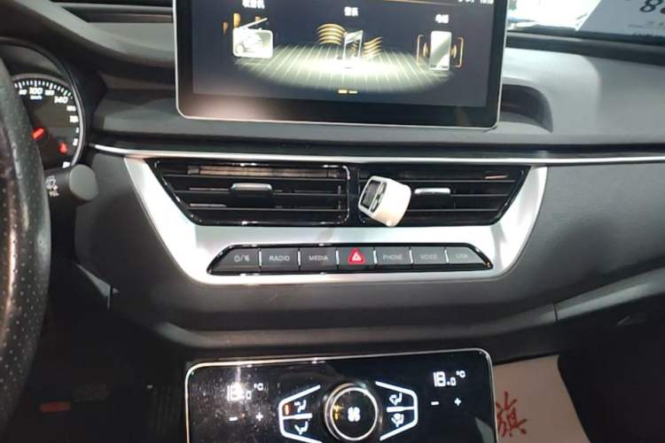 Used Hongqi H5 2022 Classic Model 1.5T DCT Flagship Edition Audio And AC Panel