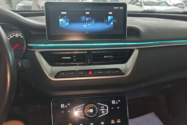 Used Hongqi H5 2022 Classic Model Facelift 1.5T DCT Qiyun Edition Audio And AC Panel