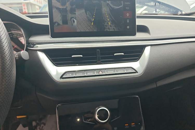 Used Hongqi H5 2022 Classic Model Facelift 1.5T DCT Qiyun Edition Audio And AC Panel