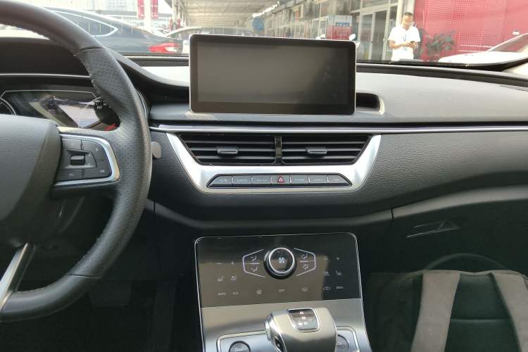 Used Hongqi H5 2022 Classic Model 1.8T Automatic Smart Connect Flagship Edition Audio And AC Panel