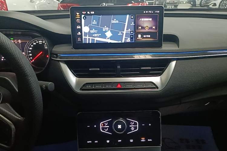 Used Hongqi H5 2022 Classic Model Facelift 1.8T Automatic Smart Connect Flagship Edition Audio And AC Panel