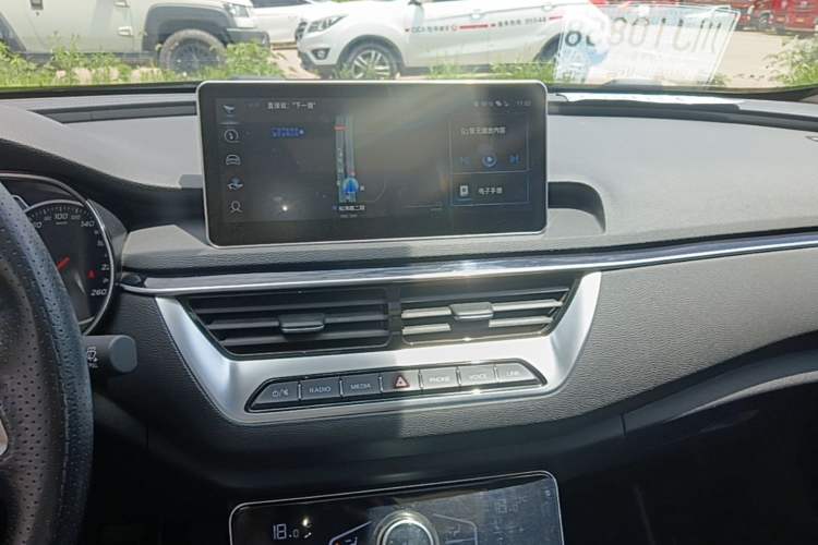 Used Hongqi H5 2022 Classic Model Facelift 1.8T Automatic Smart Connect Flagship Edition Audio And AC Panel