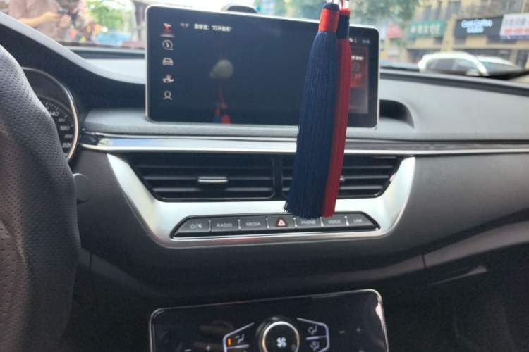 Used Hongqi H5 2022 Classic Model Facelift 1.8T Automatic Smart Connect Flagship Edition Audio And AC Panel