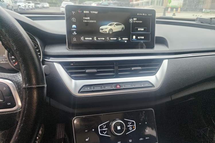 Used Hongqi H5 2022 Classic Model 1.8T Automatic Smart Connect Flagship Edition Audio And AC Panel