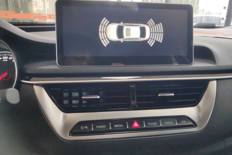 Used Hongqi H5 2022 Classic Model 1.8T Automatic Smart Connect Flagship Edition Audio And AC Panel
