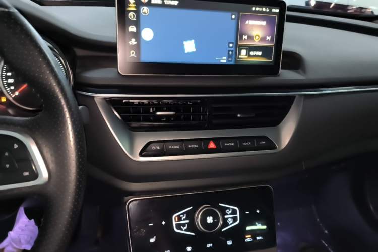 Used Hongqi H5 2022 Classic Model Facelift 1.8T Automatic Smart Connect Flagship Edition Audio And AC Panel