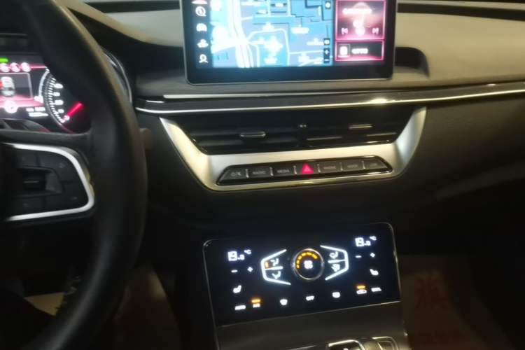 Used Hongqi H5 2022 Classic Model 1.8T Automatic Smart Connect Flagship Edition Audio And AC Panel