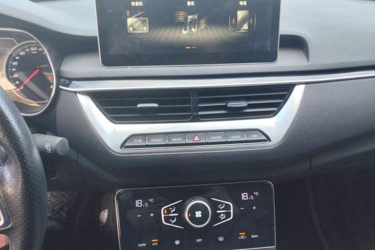 Used Hongqi H5 2022 Classic Model Facelift 1.5T DCT Qiyun Edition Audio And AC Panel