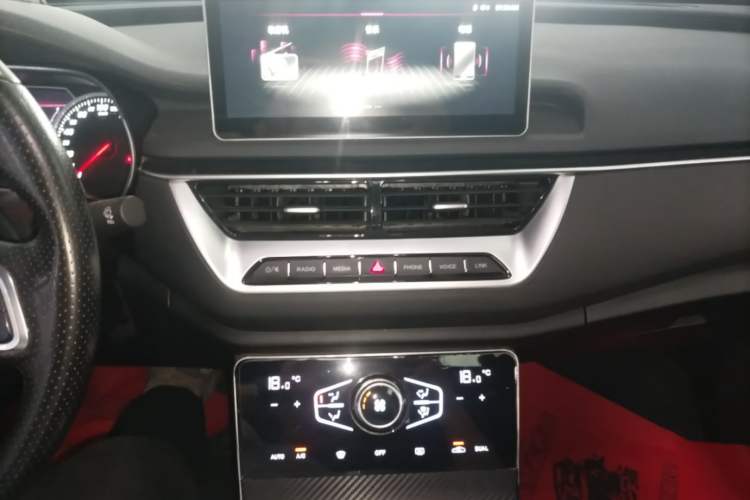 Used Hongqi H5 2022 Classic Model Facelift 1.5T DCT Qiyun Edition Audio And AC Panel