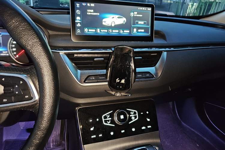 Used Hongqi H5 2022 Classic Model Facelift 1.8T Automatic Smart Connect Flagship Edition Audio And AC Panel
