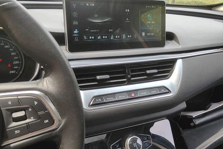 Used Hongqi H5 2022 Classic Model Facelift 1.8T Automatic Smart Connect Flagship Edition Audio And AC Panel
