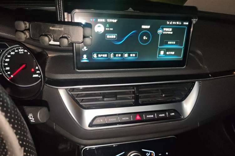 Used Hongqi H5 2022 Classic Model Facelift 1.5T DCT Qiyun Edition Audio And AC Panel