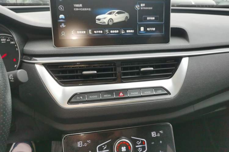 Used Hongqi H5 2022 Classic Model Facelift 1.8T Automatic Smart Connect Flagship Edition Audio And AC Panel