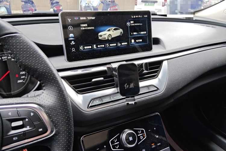 Used Hongqi H5 2022 Classic Model 1.8T Automatic Smart Connect Flagship Edition Audio And AC Panel
