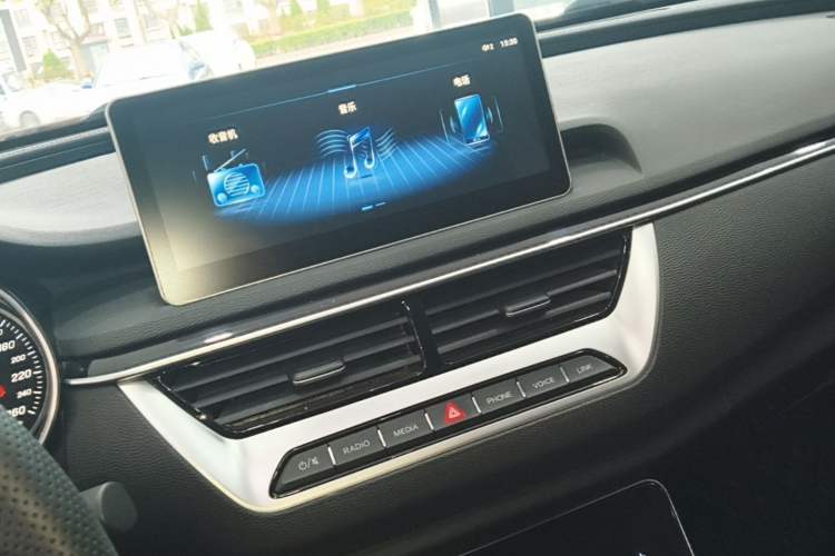 Used Hongqi H5 2022 Classic Model Facelift 1.5T DCT Qiyun Edition Audio And AC Panel