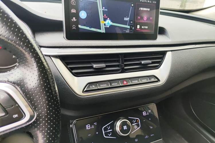 Used Hongqi H5 2022 Classic Model Facelift 1.8T Automatic Smart Connect Flagship Edition Audio And AC Panel