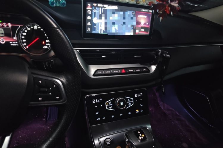 Used Hongqi H5 2022 Classic Model Facelift 1.8T Automatic Smart Connect Flagship Edition Audio And AC Panel