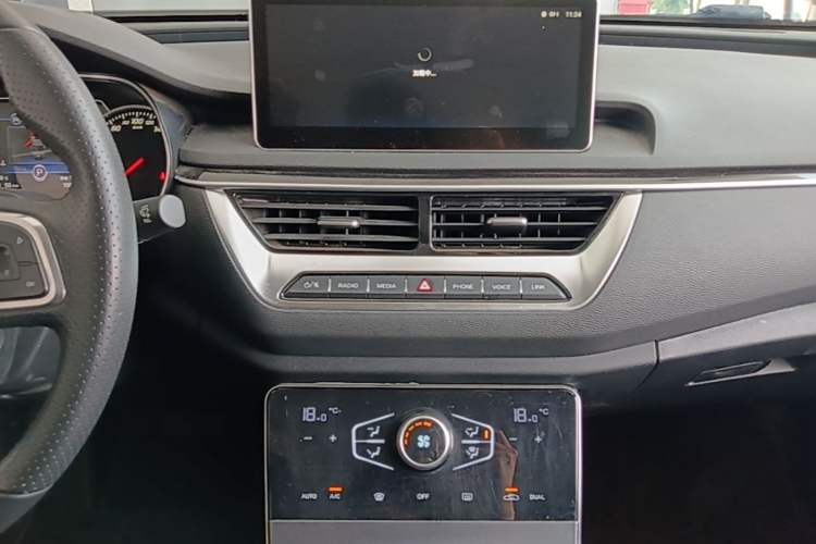 Used Hongqi H5 2022 Classic Model Facelift 1.5T DCT Qiyun Edition Audio And AC Panel