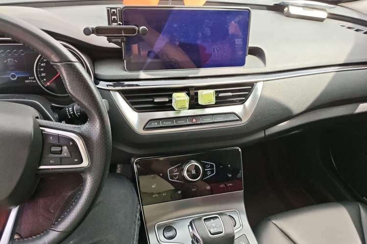Used Hongqi H5 2022 Classic Model 1.8T Automatic Smart Connect Flagship Edition Audio And AC Panel