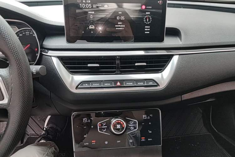 Used Hongqi H5 2022 Classic Model Facelift 1.8T Automatic Smart Connect Flagship Edition Audio And AC Panel