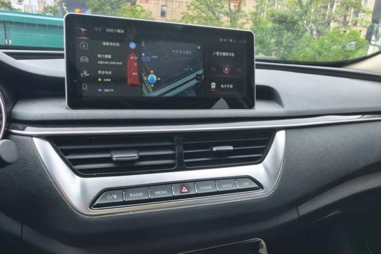 Used Hongqi H5 2022 Classic Model Facelift 1.8T Automatic Smart Connect Flagship Edition Audio And AC Panel